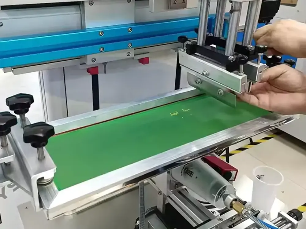 Machine de sérigraphie cylindrique semi-automatique conçue pour les gobelets, illustrant le processus de sérigraphie semi-professionnelle sur des gobelets en polystyrène.